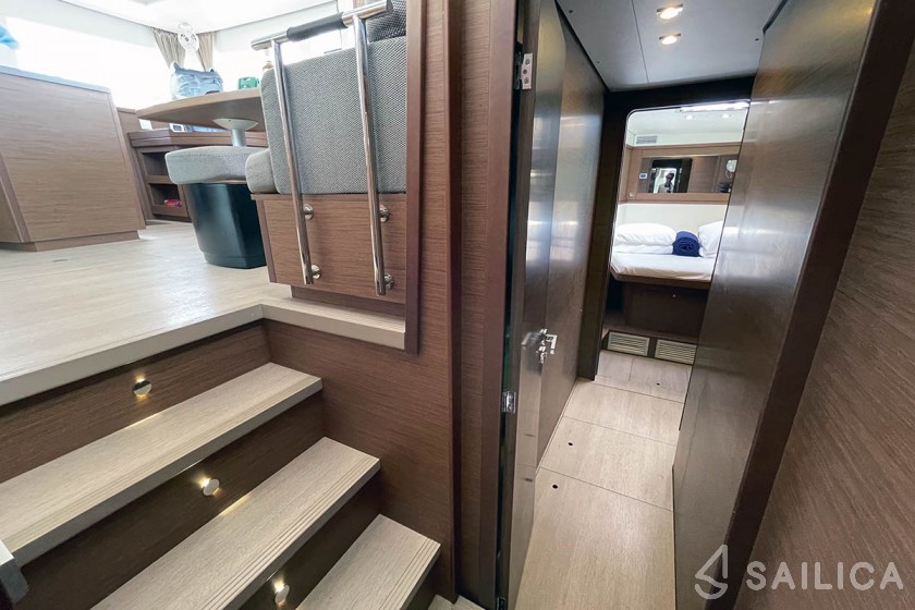 Lagoon 450  Flybridge - Yacht Charter Sailica