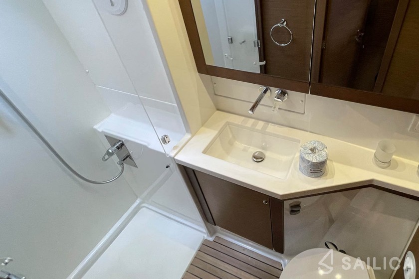 Lagoon 450  Flybridge - Yacht Charter Sailica