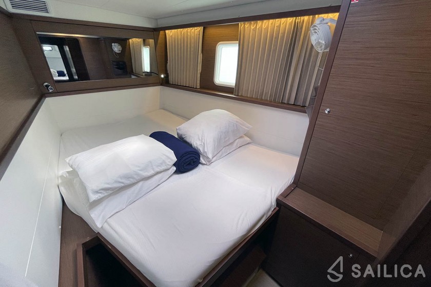 Lagoon 450  Flybridge - Yacht Charter Sailica