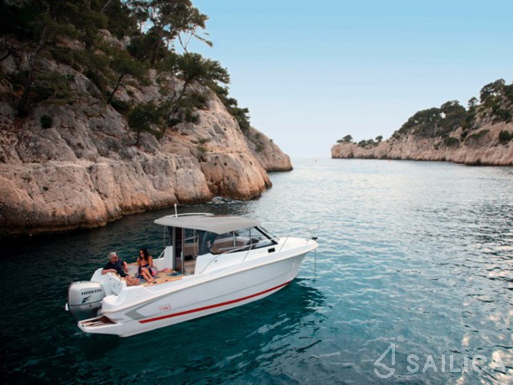 Antares 7.80 - Yacht Charter Sailica