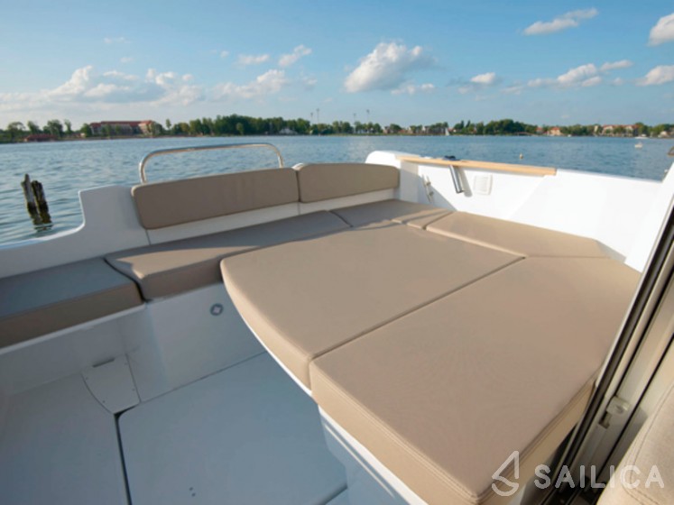 Antares 7.80 - Yacht Charter Sailica