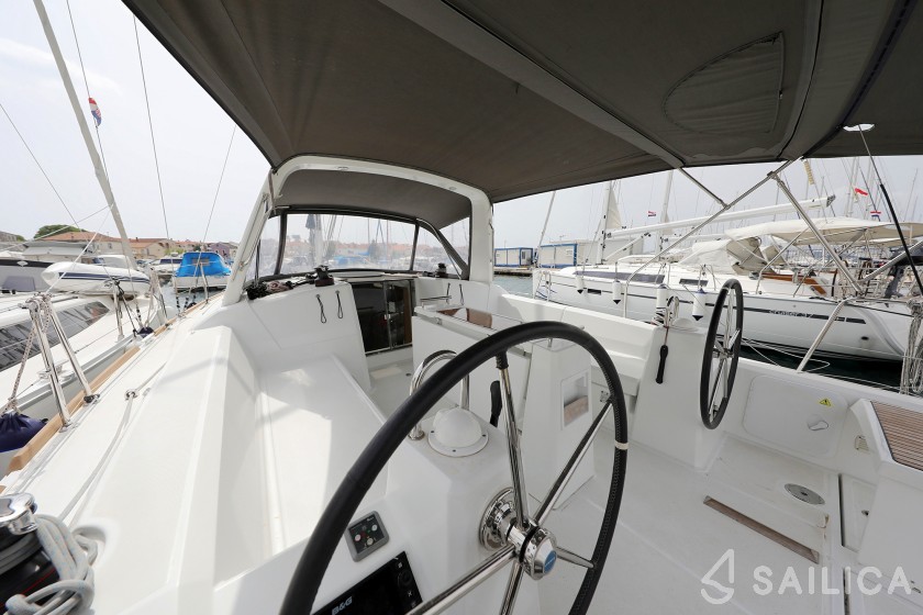 Oceanis 38 - Yacht Charter Sailica
