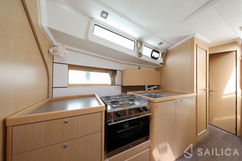 Oceanis 38 - Yacht Charter Sailica