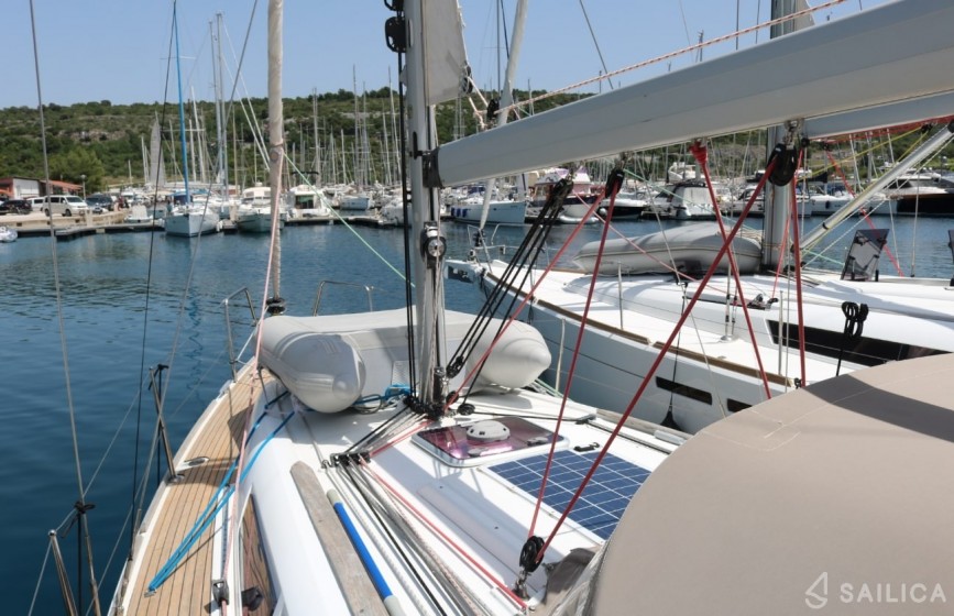 Sun Odyssey 33i - Yacht Charter Sailica