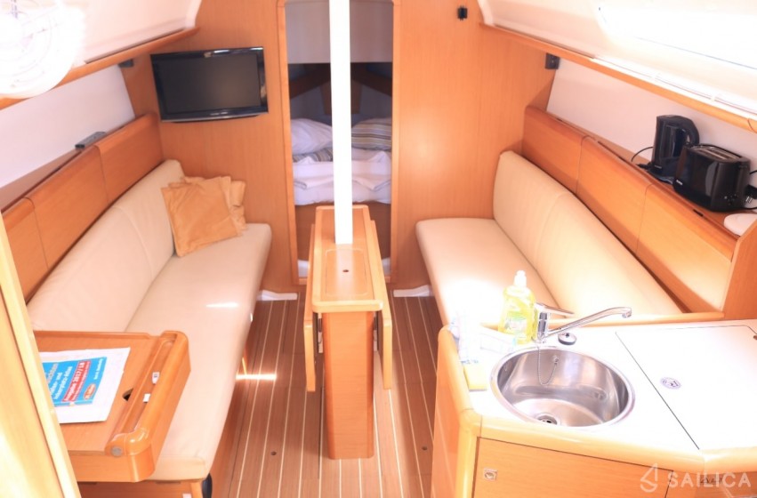 Sun Odyssey 33i - Yacht Charter Sailica