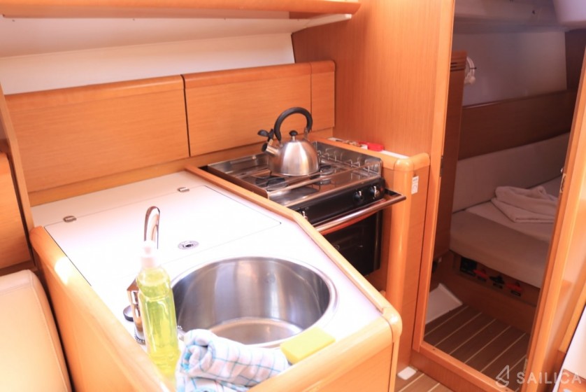 Sun Odyssey 33i - Yacht Charter Sailica