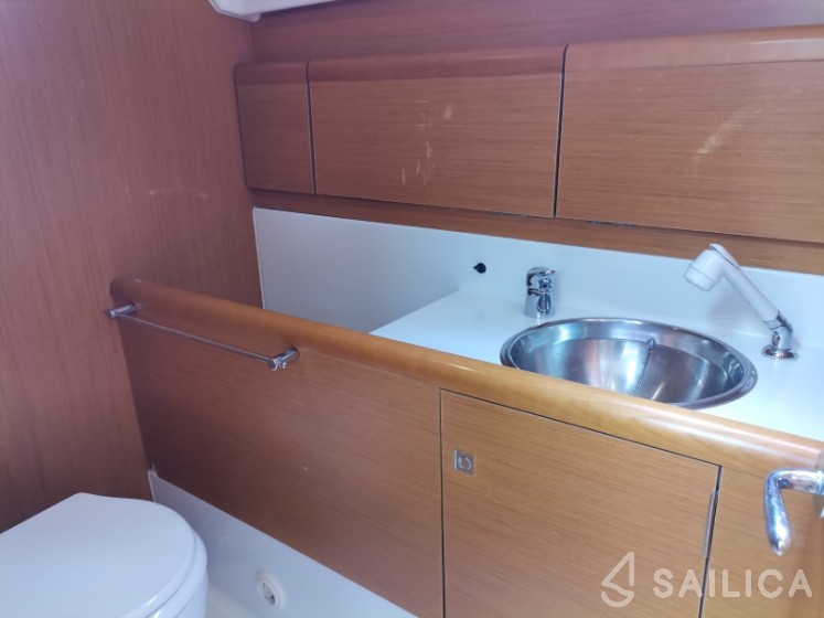 Sun Odyssey 33i - Yacht Charter Sailica