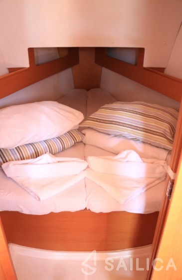 Sun Odyssey 33i - Yacht Charter Sailica