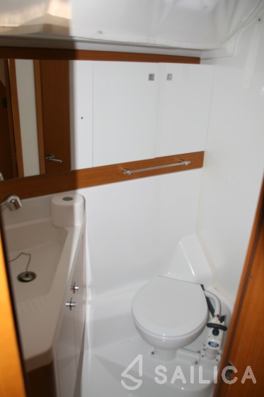 Jeanneau 53 - Yacht Charter Sailica