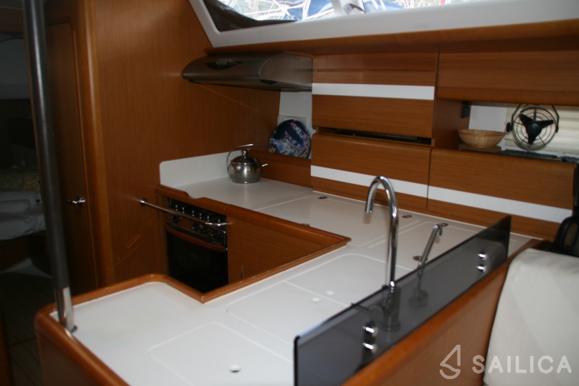 Jeanneau 53 - Yacht Charter Sailica