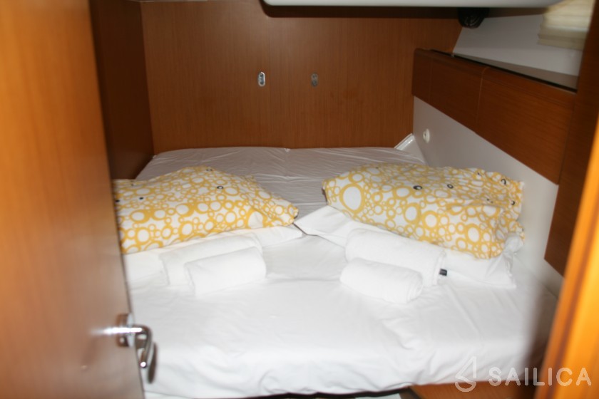 Jeanneau 53 - Yacht Charter Sailica