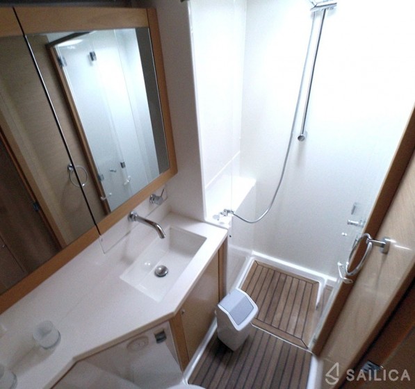 Lagoon 450  Flybridge - Yacht Charter Sailica
