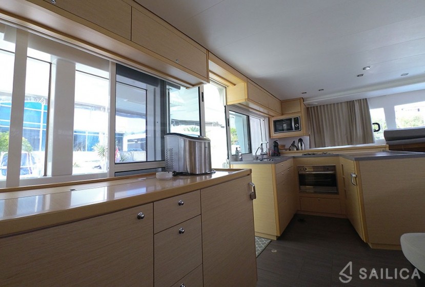 Lagoon 450  Flybridge - Yacht Charter Sailica
