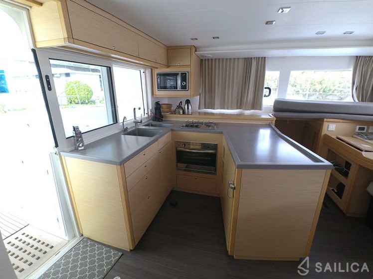 Lagoon 450  Flybridge - Yacht Charter Sailica