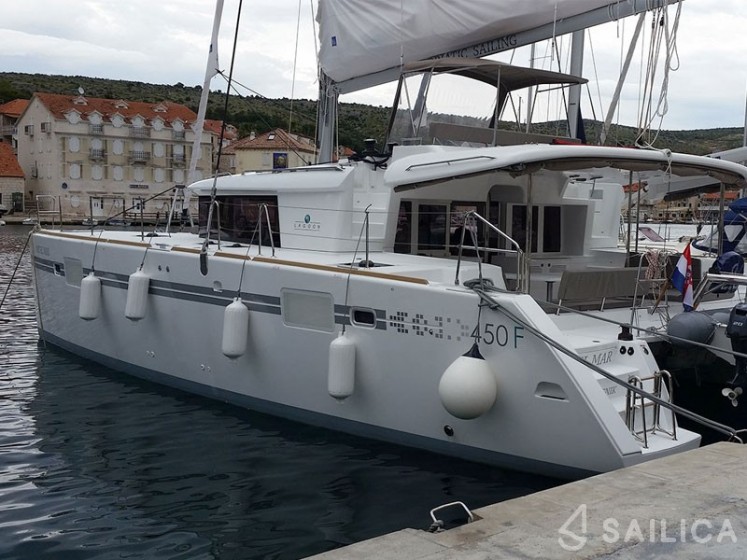 Lagoon 450  Flybridge - Yacht Charter Sailica