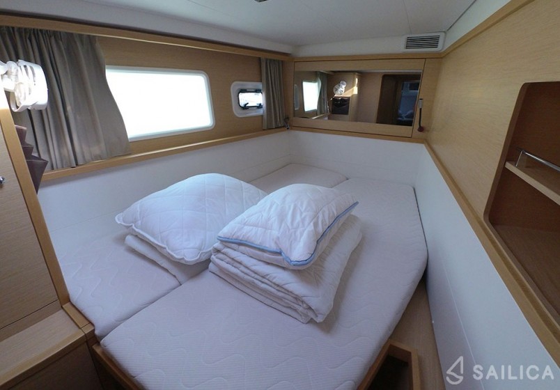 Lagoon 450  Flybridge - Yacht Charter Sailica
