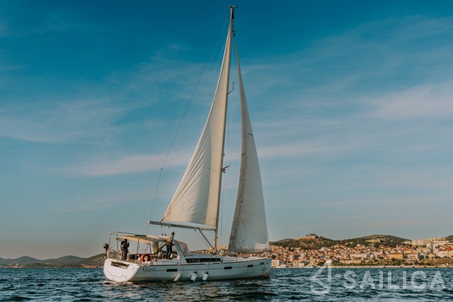 Oceanis 45 - Yacht Charter Sailica