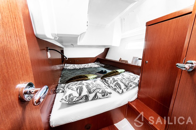 Oceanis 45 - Yacht Charter Sailica