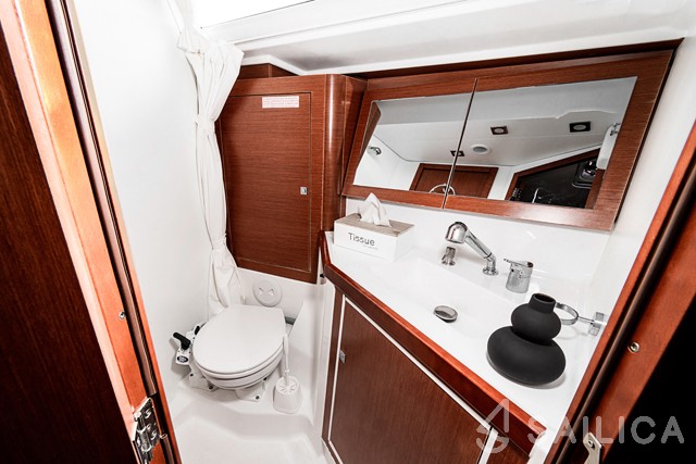 Oceanis 45 - Yacht Charter Sailica