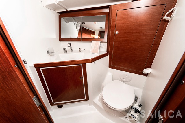 Oceanis 45 - Yacht Charter Sailica