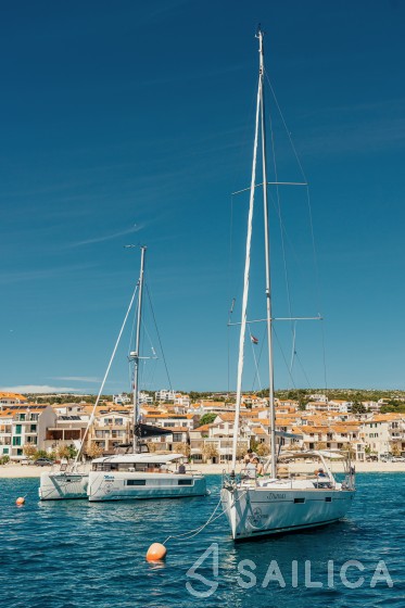 Oceanis 45 - Yacht Charter Sailica
