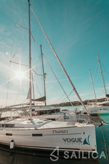 Oceanis 45 - Yacht Charter Sailica