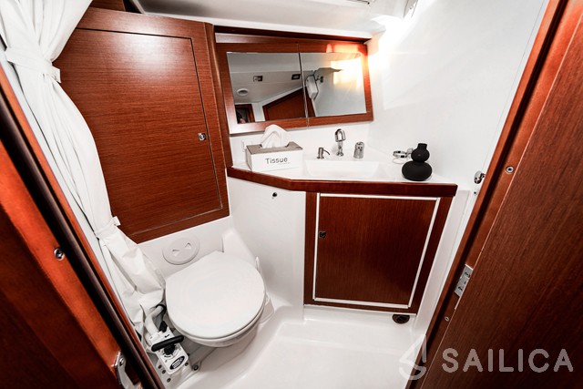 Oceanis 45 - Yacht Charter Sailica