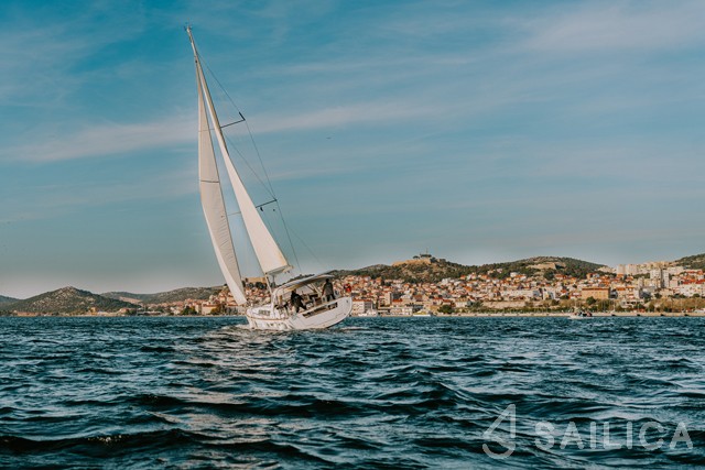 Oceanis 45 - Yacht Charter Sailica