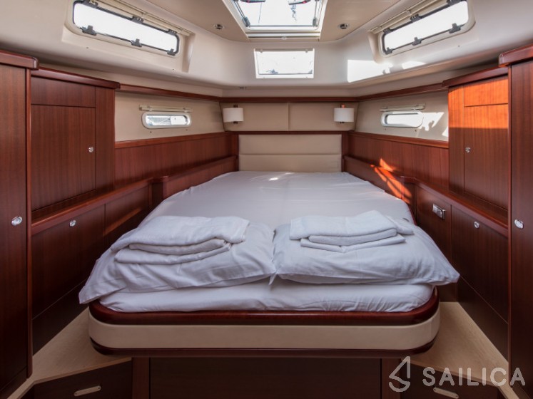 Moody DS 45 - Yacht Charter Sailica