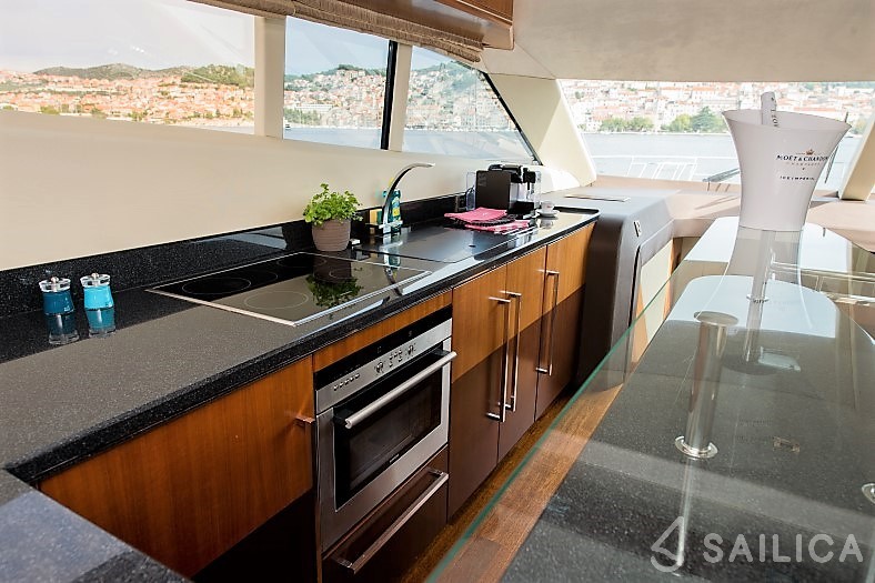 Galeon 640 Fly - Yacht Charter Sailica