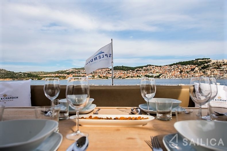 Galeon 640 Fly - Yacht Charter Sailica