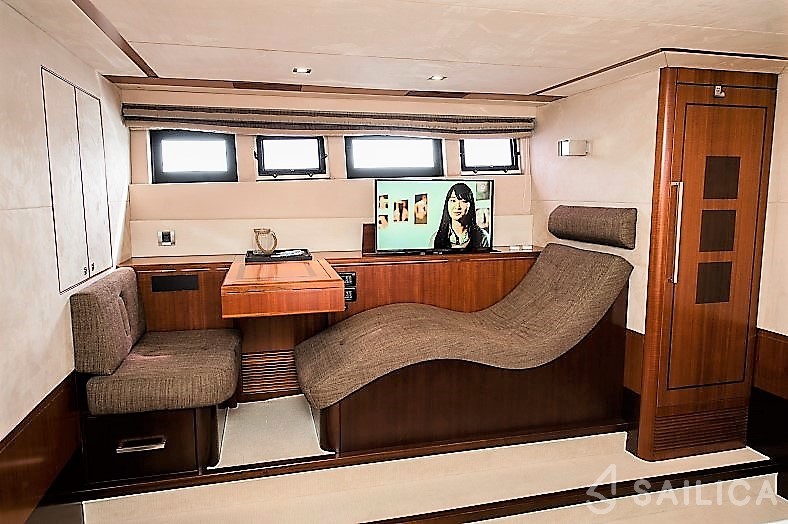Galeon 640 Fly - Yacht Charter Sailica