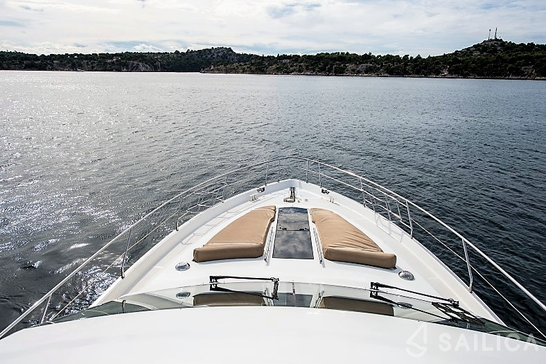 Galeon 640 Fly - Yacht Charter Sailica