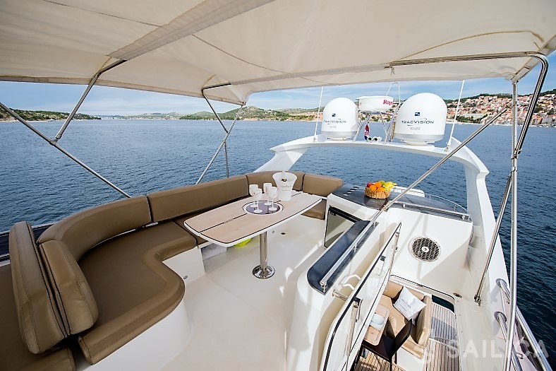 Galeon 640 Fly - Yacht Charter Sailica