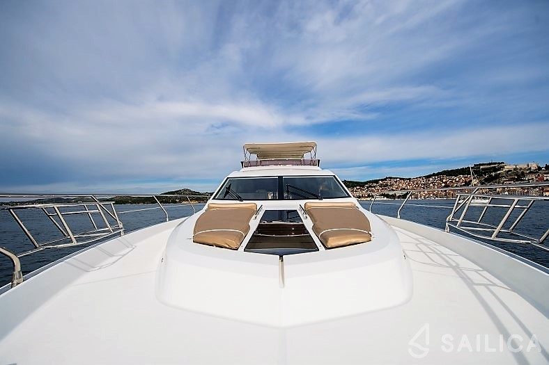 Galeon 640 Fly - Yacht Charter Sailica