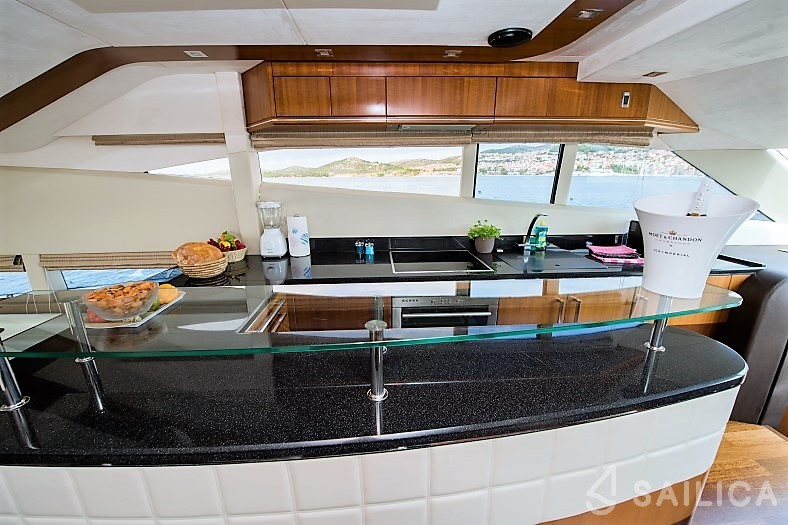 Galeon 640 Fly - Yacht Charter Sailica