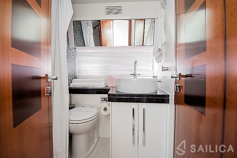 Galeon 640 Fly - Yacht Charter Sailica