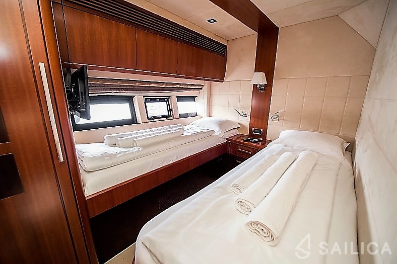 Galeon 640 Fly - Yacht Charter Sailica