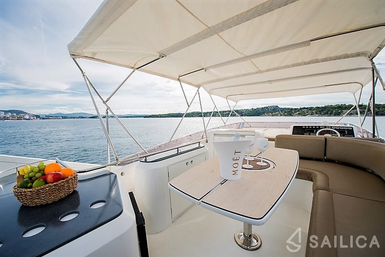 Galeon 640 Fly - Yacht Charter Sailica