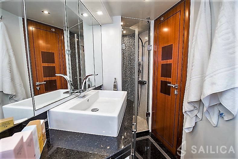 Galeon 640 Fly - Yacht Charter Sailica