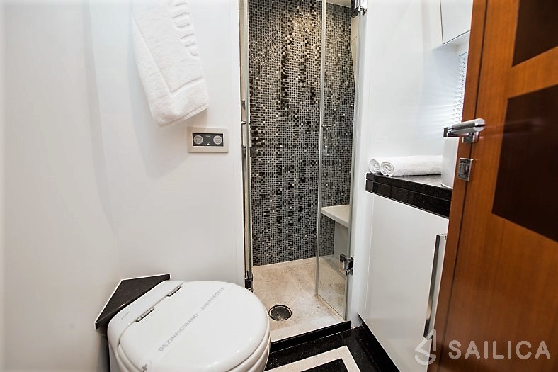 Galeon 640 Fly - Yacht Charter Sailica