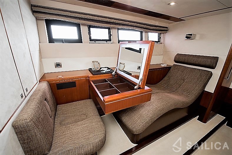 Galeon 640 Fly - Yacht Charter Sailica