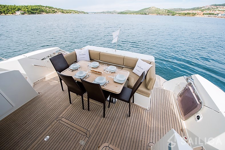 Galeon 640 Fly - Yacht Charter Sailica