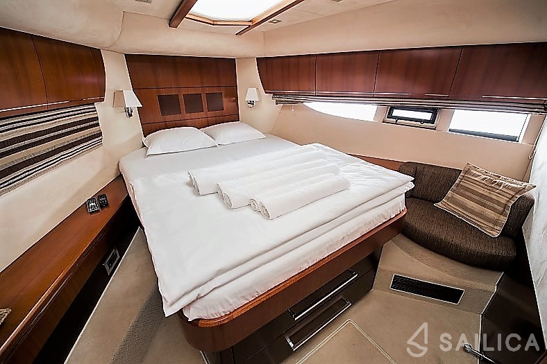 Galeon 640 Fly - Yacht Charter Sailica