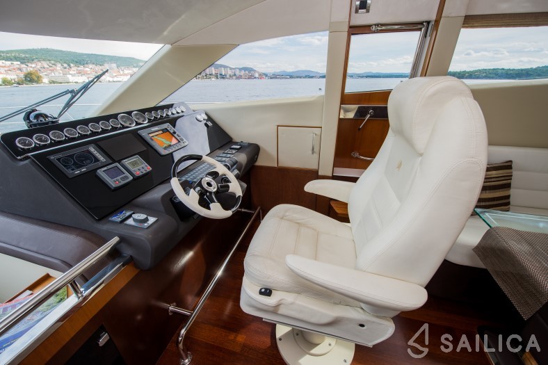 Galeon 640 Fly - Yacht Charter Sailica