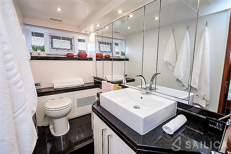 Galeon 640 Fly - Yacht Charter Sailica