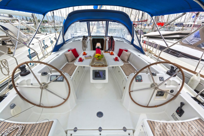 Cyclades 43.4 - Yacht Charter Sailica