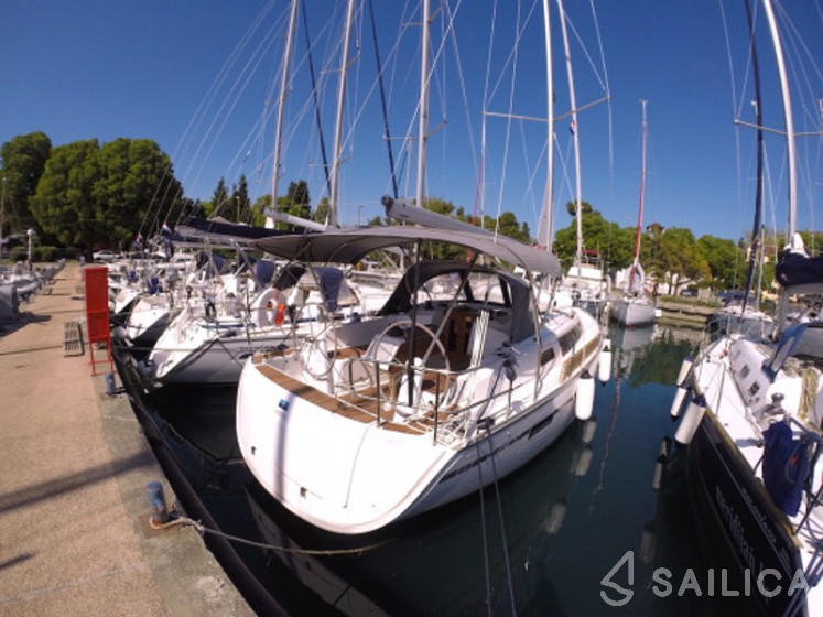 Bavaria 37 Cruiser - Yacht Charter Sailica