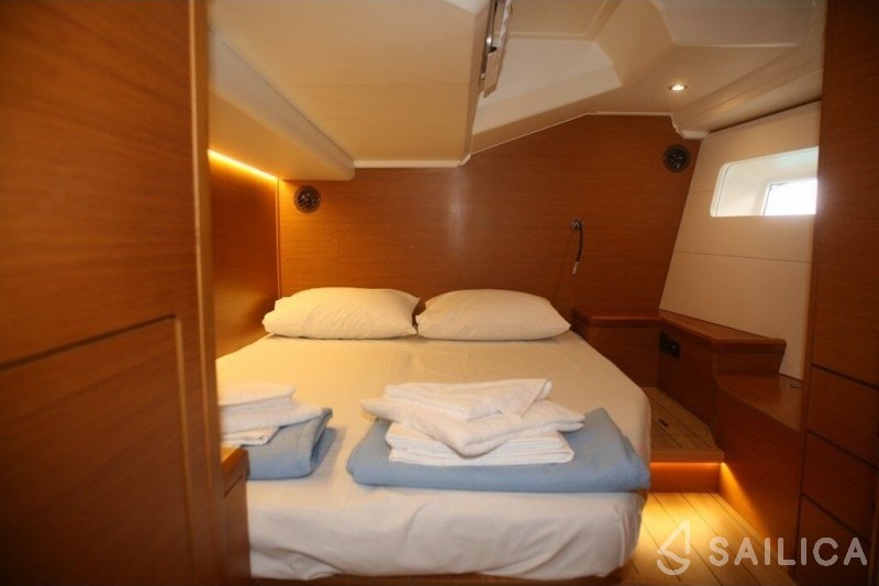 Jeanneau 54 - Yacht Charter Sailica