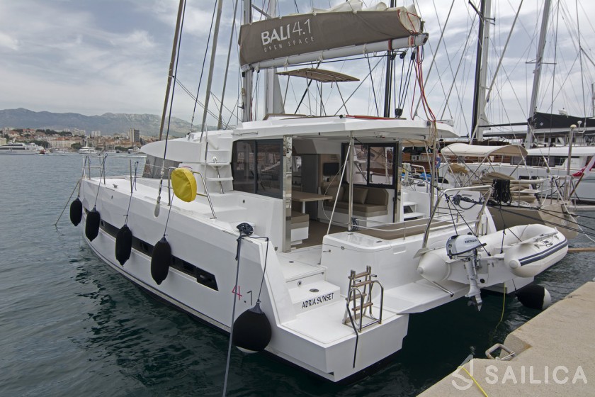 Bali 4.1 - Yacht Charter Sailica